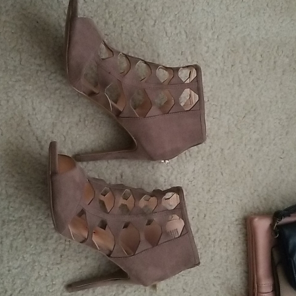 Heels - Picture 2 of 4